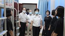 学校纪委书记颜静亲切看望公共管理学院2021级新生