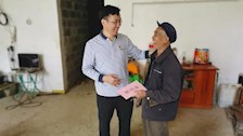 教务处党支部到田阳区洞靖镇念堂村开展“助力脱贫攻坚”主题党日活动