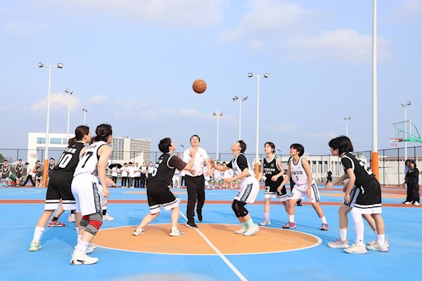 学校第四届体育节学生篮球比赛开赛 