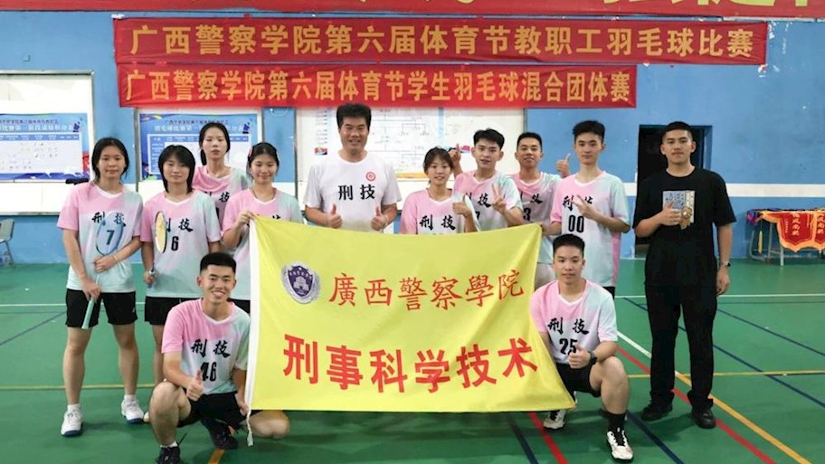 羽球翩跹，跃动青春华章！