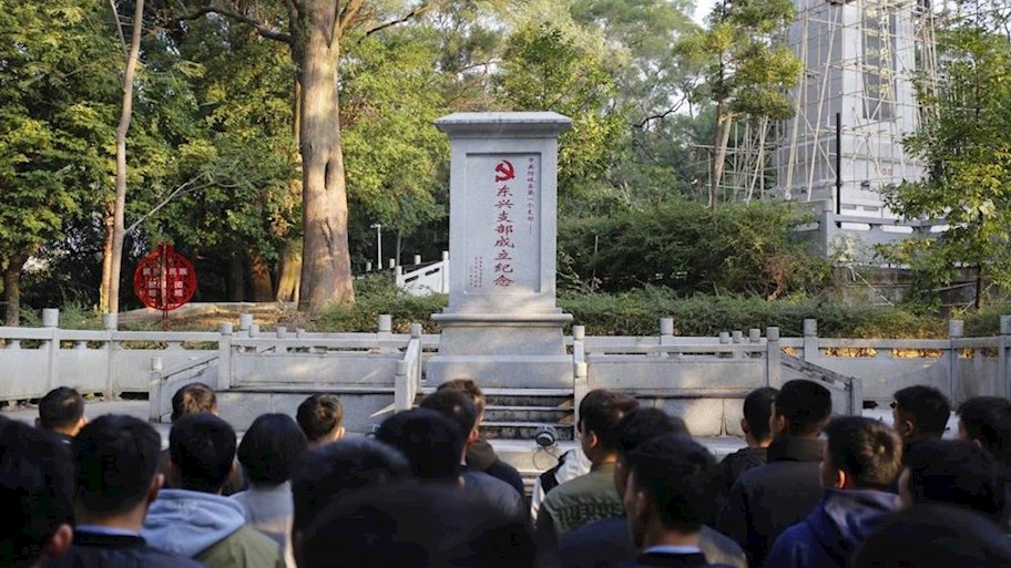 侦查学院师生在东兴支部纪念碑开展微党课活动