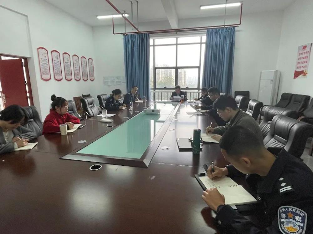 ea4e4e22b03040428c45cc492ad310f8.jpg ea4e4e22b03040428c45cc492ad310f8.jpg