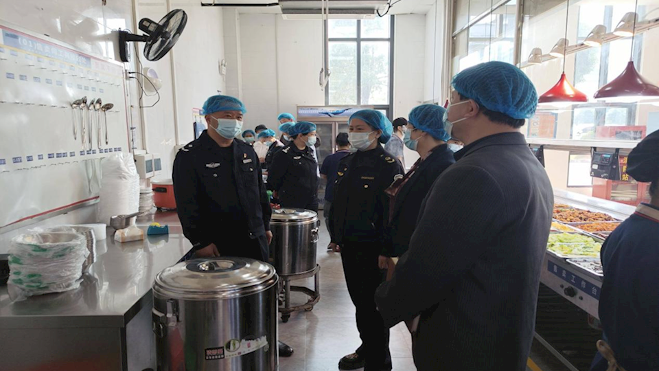 南宁市青秀区市场监督管理局到我校仙葫校区检查校园食品安全工作