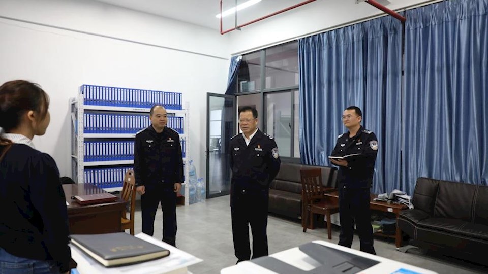 学校党委书记彭顺克“四不两直”深入教务处调研