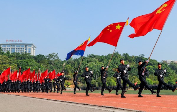 学校举行2025级新生军训汇报表演暨总结表彰大会