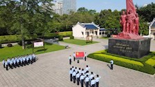 重温入党誓词 缅怀革命先烈
