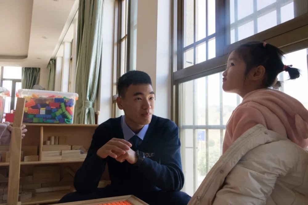 我院受邀与南宁市龙凤首缘伟才幼儿园组织开展“防拐防骗”的宣传活动。