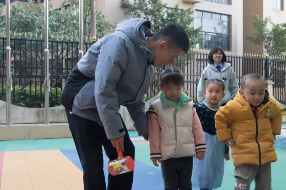 我院受邀与南宁市龙凤首缘伟才幼儿园组织开展“防拐防骗”的宣传活动。