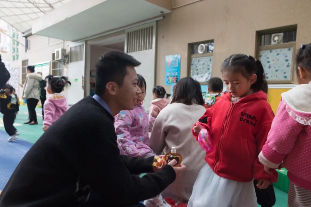 我院受邀与南宁市龙凤首缘伟才幼儿园组织开展“防拐防骗”的宣传活动。
