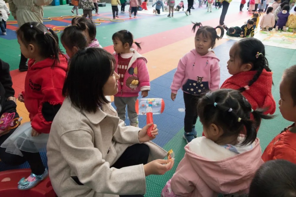 我院受邀与南宁市龙凤首缘伟才幼儿园组织开展“防拐防骗”的宣传活动。