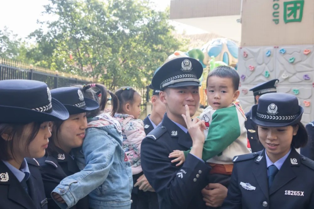 我院受邀与南宁市龙凤首缘伟才幼儿园组织开展“防拐防骗”的宣传活动。