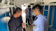【迎评促建】︱广西警察学院治安学院实习生到2022级新生宿舍开展全覆盖的反诈宣传