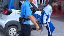 【2024届治安学专业毕业生郑钧耀护航高考】考生腿伤行动难，民警暖心护考三天