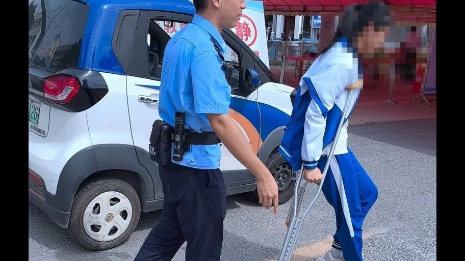【2024届治安学专业毕业生郑钧耀护航高考】考生腿伤行动难，民警暖心护考三天